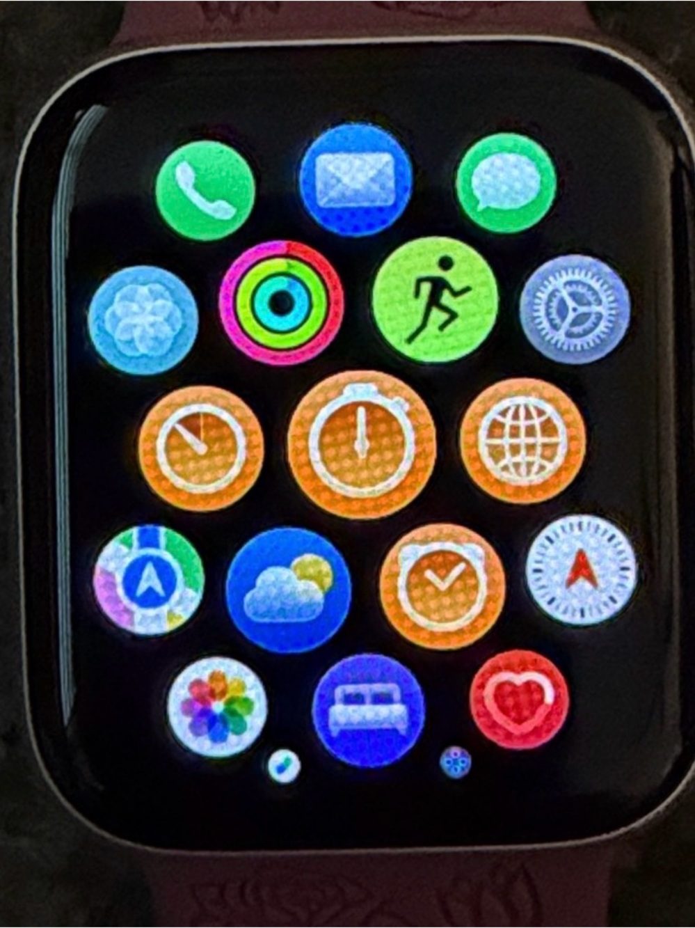 Apple Watch SE 40mm with Face Covers - Picture 4 of 7